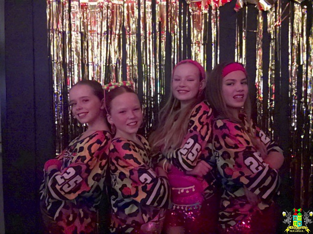 ../Images/Jeugd Opwarmbal Photobooth 049.jpg